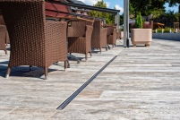 Eleganz in Edelstahl: Die neue Terrassenrinne CLArin.......