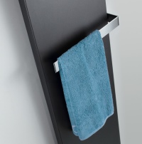 Der superflache Designheizkörper Atelier Line schwebt nahezu auf der Wand und wirkt wie ein grafisches Gestaltungselement. Der geöffnete Handtuchhalter kann von beiden Seiten des Heizkörpers montiert werden, sodass sich die Öffnung auf der vom Kunden individuell bevorzugten Position befindet.