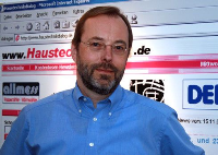 B. Aue, Chefredakteur des HaustechnikDialogs, erläutert die Vorteile der Expertensuche in den Fragen des Heizungsjournals.