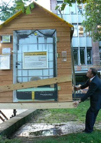 Das Miniatur-Passivhaus wird aufgebaut