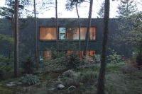Die Natur wird durch die zurückgenommene Architektur bewusst inszeniert und so zum prägenden Element.