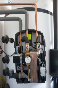 Herzstück der Heizungsanlage ist der Pufferspeicher HydroComfort SPZ, der die gesamte Heizenergie intelligent verteilt. Bilder: G.U.T.-Gruppe, Stuhr