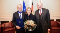 Dr. Helmut Rothenberger (links) mit Frau Silvia Rothenberger und Ministerpräsident Volker Bouffier. Bild: Hessische Staatskanzlei / S. Feige