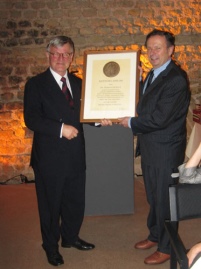 BHKS-Präsident Jürgen Diehl (links) bei der Übergabe.......