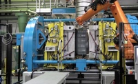 Dank Einsatz von modernster Regelungs- und Antriebstechnologie benötigt die neue Kunststoff-Blasanlage bei Roth rund 50 Prozent weniger Energie als vergleichbare ältere Anlagen.