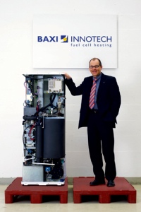 Klein, aber äußerst wirkungsvoll – wie das ganze Brennstoffzellen-Heizgerät: Guido Gummert, Geschäftsführer der Baxi Innotech, gibt Einblick in das neue GAMMA 1.0-Aggregat. Der integrierte Wechselrichter von SMA ist ein Beispiel für solide Komponentenentwicklung, die das Unternehmen in Kooperation mit ihren Zulieferern praktiziert. Foto: Baxi Innotech