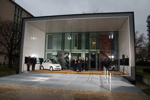 Das "Effizienzhaus Plus" in Berlin wurde am am 07.12.2011...