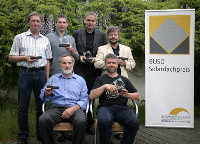 Die Gewinner der BUSO-Bund-Solardachpreise 2008 (hinten v. l. n. r.: Thomas Reusch, Solarquelle Vertriebs GmbH, Thomas Winder, Firma Winder Wasser-Wärme-Luft,  Andreas Sedler, opus Architekten BDA, Peter Majcen, Sonne, Wind und Wasser GmbH, sitzend v. l. n. r. Bruno Dold, Dold Solarenergie und Alexander Förschner, Förschner GmbH)Foto: BUSO