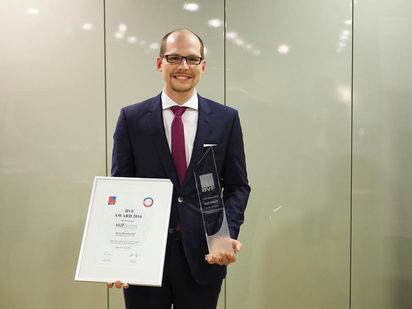 Preisträger Benedikt Huf mit dem BVF-Award 2016 für...