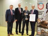 Preisträger Benedikt Huf mit dem BVF-Award 2016 und dem BVF-Vorstand (v..l.n.r.: Ulrich Stahl, Heinz Eckard Beele, Michael Muerköster und Benedikt Huf).<br />Bild: Bundesverband Flächenheizungen und Flächenkühlungen e. V.
