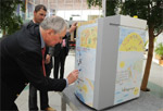 Energiespar-Auktion zugunsten Berliner Schule: Ein von Prof. Dr. Töpfer signiertes Wärmepumpen-Unikat wird versteigert. Foto: BWP