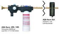 Installation der drei Bausteine des Heizungswasser-Schutzprogramms AQA therm: Im Kaltwasserzulauf zur Heizung sitzt der Heizungsbefüllblock AQA therm HFB, daneben die Heizungsenthärtungs-Station AQA therm HES; im Heizkreislauf ist der Schlamm- und Luftabscheider AQA therm SLA installiert. Davor sorgt idealerweise ein AQA total Energy für ökologischen Kalkschutz im Trinkwassernetz und höchste Energieeffizienz im Boiler.