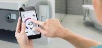 Per App lässt sich in einem smarten Bad alles regeln. <br />Bild: Clage