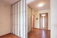 Einfache Montage der Trockenbau-Wandheizung/Kühlung: 1. Unterkonstruktion an die Wand schrauben, 