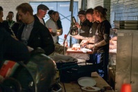 Mahlzeit: Zusammen mit köstlichen Beilagen bot die RockChef Crew das Kassler an.<br />Quelle: Geberit