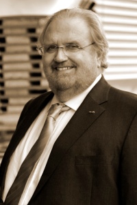 In stillem Gedenken nehmen die Mitarbeiter der Firma Schwank Abschied von ihrem langjährigen Geschäftsführer Prof. Bernd H. Schwank.<br />Bild: Schwank