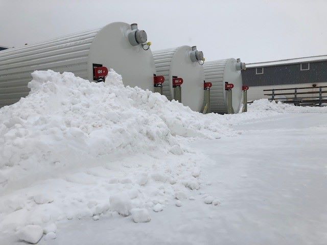 Schneewehen vor Lagertanks.Bilder: Dehoust