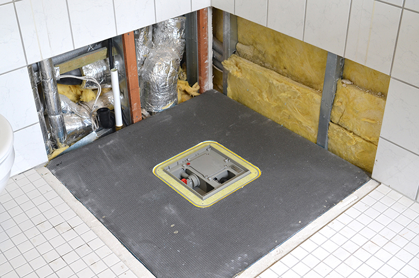 Installation der Bodenplatte mit integriertem Plancofix....
