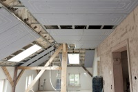 Die Lösung für den Altbau: Das Innendämmsystem TecTem® von KNAUF AQUAPANEL sorgt zusammen mit der Wandheizung Uponor Renovis für Energieeffizienz und Wohlfühlklima. Durch große Heizflächen wird auch bei geringen Oberflächentemperaturen eine große Heizleistung erzeugt. Zudem ist die Kombination mit anderen Wärmequellen, wie mit einem Kachelofen, möglich.