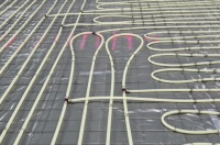 Quattro-T gliedert die Verteilung in Zentralverteiler, Hallenverteiler und Unterverteiler auf. Die Unterverteilung zu den eigentlich Heizkreisen übernehmen die Kunststoffrohrschleifen im Betonboden. Bilder: Kreilac GmbH