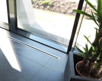 In den Räumen weisen lediglich zurückhaltend designte Schlitzauslässe auf eine kontrollierte Raumlüftung hin. <br />Bilder: Schütz 