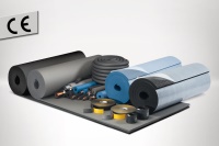 Flexible Rohrdämmungen auf der Basis synthetischen Kautschuks sind besonders verarbeitungsfreundlich. Die staub- und faserfreien Produkte werden als Schlauch- und Plattenmaterial angeboten.