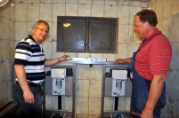 Carsten Luttmann (links) und Monteur Heinrich Rule.......