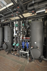 Zur Verminderung der Energieverluste und Verhinderung von Tauwasser müssen bei der Planung kältetechnischer Anlagen unbedingt größere als die in der EnEV geforderte Dämmdicke von 6 mm ausgeschrieben werden.