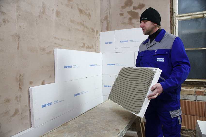 Die TecTem® Dämmplatten werden vollflächig auf die...