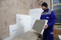 Die TecTem® Dämmplatten werden vollflächig auf die Außenwand geklebt und anschließend grundiert. 