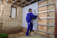 Ohne die Innendämmung lassen sich die Renovis Elemente, bspw. im Innenwandbereich, auch auf einer Holzlattung oder auf Standard CD-Profile 60/27 installieren. 