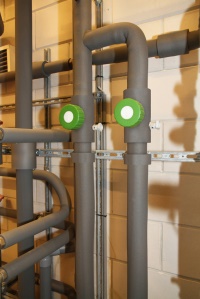 Nicht nur die Rohrleitungen, auch Armaturen und Rohrschellen müssen nach EnEV gedämmt werden.