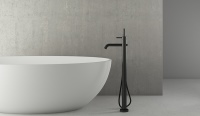 NERO by VALLONE<sup>®</sup> in Kombination mit der Badewanne IAO by VALLONE<sup>®</sup>.<br />Bild: VALLONE<sup>®</sup>