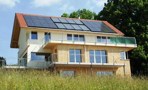 Mit SOLAERA beheiztes Haus: in der Mitte die Hybridkollektoren...