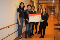 Die Auszubildenden Kübra Cangul (links) und Anna-Lena Mittnacht (rechts) überbrachten gemeinsam mit Personalreferentin Sonja Reifscheider (zweite von rechts) den Scheck über 1000 Euro an das Team des ambulanten Kinder- und Jugendhospiz der Malteser in Bad Mergentheim. <br />Bild: Systemair