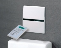Die neue Urinalspülautomatic „Sanicontrol 925“ mit einer Frontplatte aus Zink-Druckguss sowie die  „Sanicontrol“ IR-Fernbedienung. <br /><br />Quelle: mepa