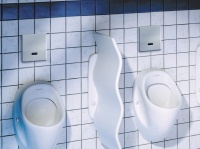 Die infrarotgesteuerte Urinal-Spülautomatic „Sanicontrol 825“ mit vandalensicherer Frontplatte aus geschliffenem Edelstahl.<br /><br />Quelle: mepa<br />