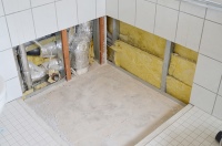 Vorbereitung des Duschplatzes für die Installation einer bodengleichen Dusche.