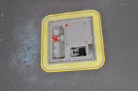 Blick in den Plancofix: Die Motorhydraulik ist mit einem roten Keil geklemmt, der zu Reinigungszwecken einfach entfernt werden kann. Im Vordergrund ist der Schwimmer zu erkennen.