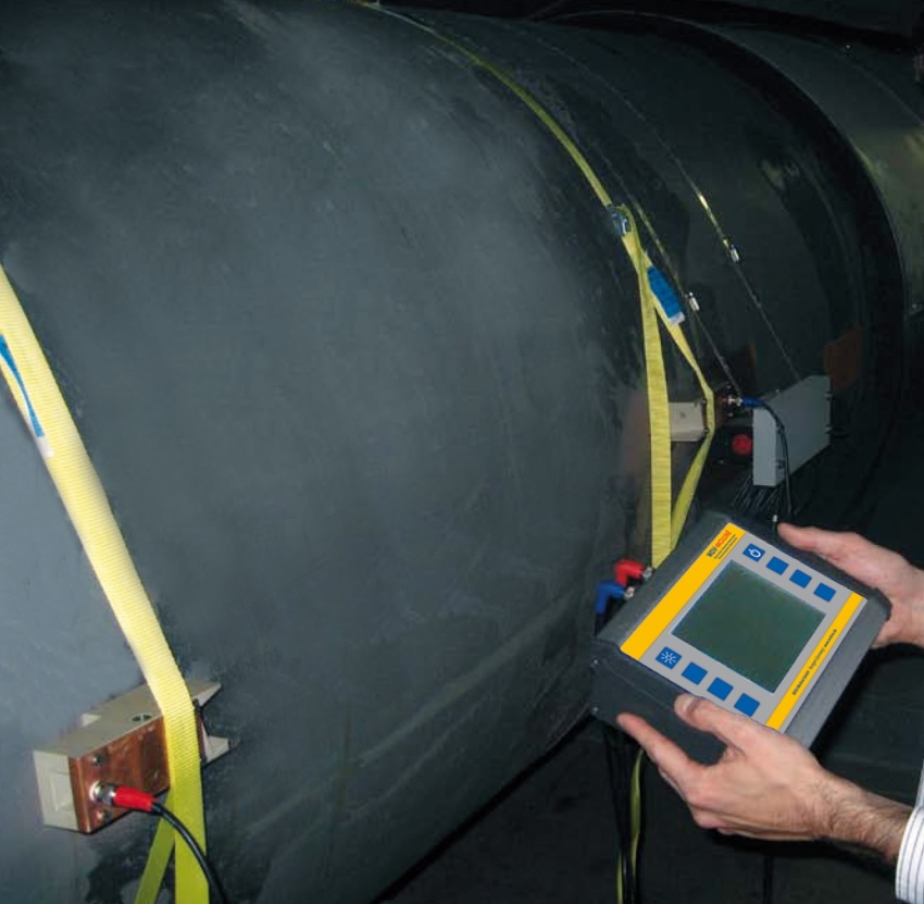 Clamp-on Ultraschallzähler in Anwendung bei der Messung...