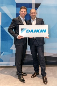 „Der Markenwechsel von ROTEX auf DAIKIN gibt unseren Kunden die Sicherheit, bei einem globalen Technologieführer auch langfristig immer gut aufgehoben zu sein“, so ROTEX Geschäftsführer Georg Blümel (links im Bild) hier mit Gunther Gamst , Geschäftsführer DAIKIN Airconditioning Germany GmbH, auf der ISH 2019. <br />Bild: ROTEX Heating Systems