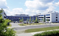 Das sanierte Schulgebäude in Nordansicht: Die beiden.......