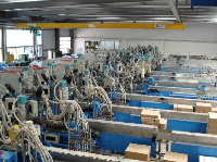 Auf insgesamt 14 Produktionslinien entstehen im Uponor-Kompetenzzentrum Zella-Mehlis jährlich 80 Millionen Meter überlappt-verschweißtes Mehrschichtverbundrohr.