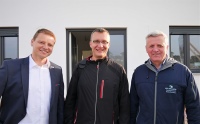 Für sein Bauprojekt suchte Christian Wolff (Mitte) kompetente Unterstützung. Diese fand er bei Bauträger Bernd Brandis (rechts) und Bosch-Key-AccountManager Gordon Zittlau (links).
