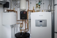 Besonders platzsparend lassen sich Heiz- und Kühltechnik in nahezu jeden<br />Heizungsraum integrieren.