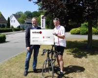 „Eddy on Tour“ (rechts) mit Thorsten Engel, Bereichsleiter Verkauf Brötje (links). Sie wollen diese tolle Aktion auch jetzt noch unterstützen? Wenden Sie sich gern per E-Mail an Eddy Hardenberg: <a href="mailto:edgar.hardenberg@gut-gruppe.de"target="_blank">edgar.hardenberg@gut-gruppe.de</a><br />Bild: August Brötje