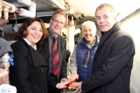 Margit Thomeczek von der EnergieAgentur NRW, Manfred Berteld von der Collin KG, Hausherr Bernd Nitzsche sowie NRW-Umweltminister Johannes Remmel (v.l.n.r.) nehmen den EcoGen WGS gemeinsam in Betrieb.<br />Bild: August Brötje GmbH<br />