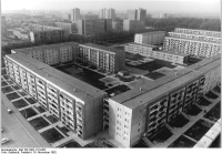 Schon zu DDR-Zeiten wenigstens mit einem Lüftungsschacht ausgestattet: Plattenbauten WBS 70, wie hier in Leipzig-Grünau. <br />Bild: Bundesarchiv, Bild 183-1982-1119-003 / Gahlbeck, Friedrich / CC-BY-SA 3.0