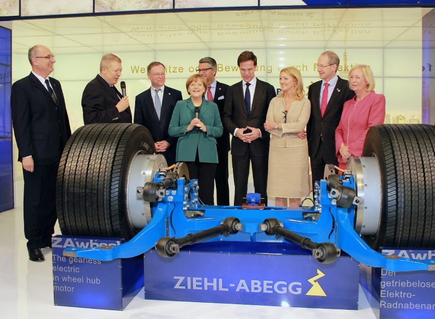 Uwe Ziehl (Zweiter von links) erklärt 2014 in Hannover...