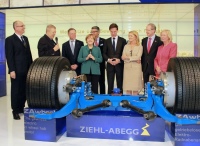 Uwe Ziehl (Zweiter von links) erklärt 2014 in Hannover der Bundeskanzlerin Angela Merkel (Vierte von links) die Funktionsweise eines Außenläufermotors. <br />Bild: Ziehl-Abegg<br /><br />